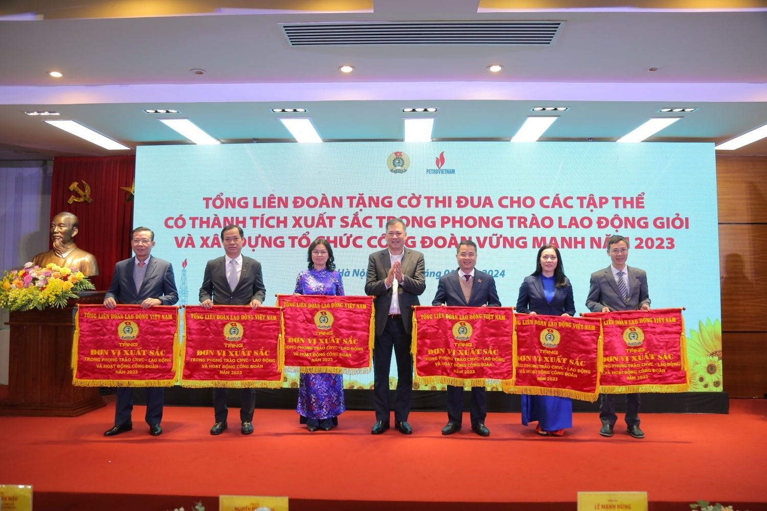 Hình 1. Lãnh đạo Tổng Liên đoàn Lao động Việt Nam trao Cờ thi đua cho các tập thể xuất sắc