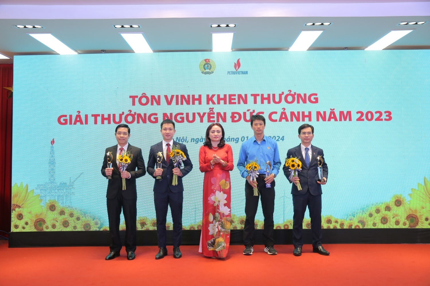 Hình 3. Đồng chí Trần Anh Khoa nhận Giải thưởng Nguyễn Đức Cảnh