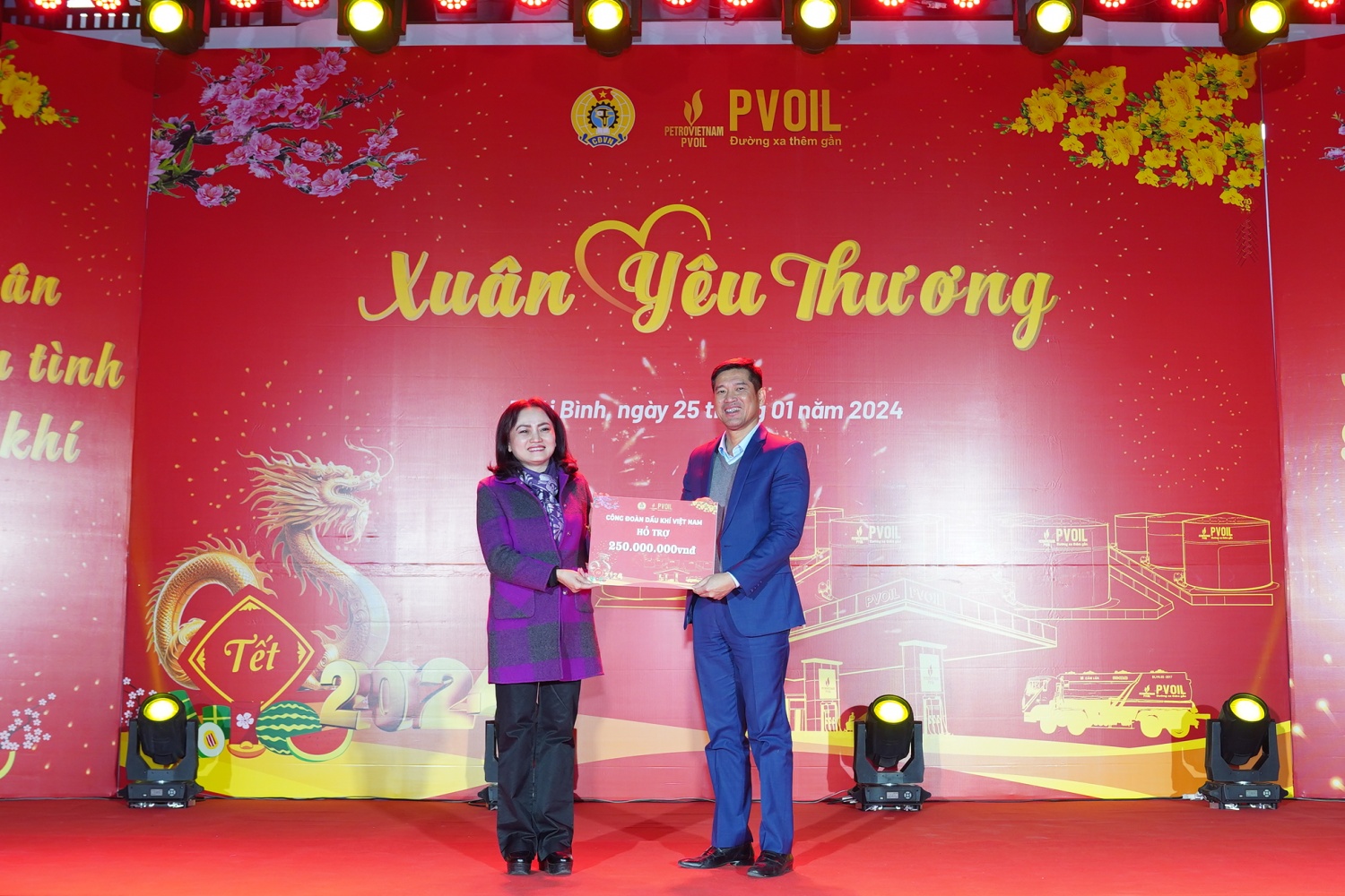Bà Nghiêm Thùy Lan – Chủ tịch Công đoàn Dầu khí Việt Nam trao kinh phí hỗ trợ cho Công đoàn PVOIL