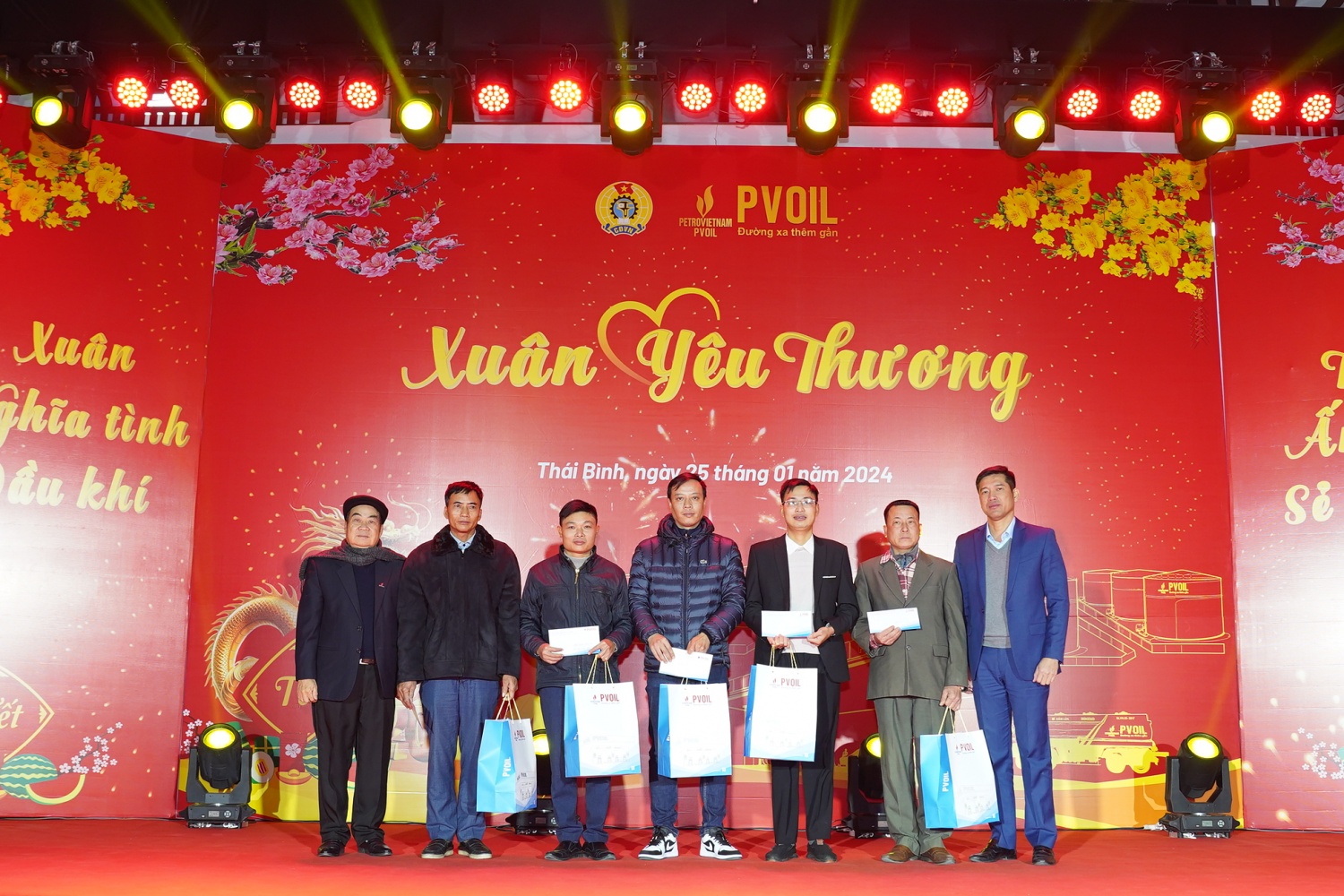 Công đoàn Tổng công ty trao hỗ trợ cho người lao động PVOIL