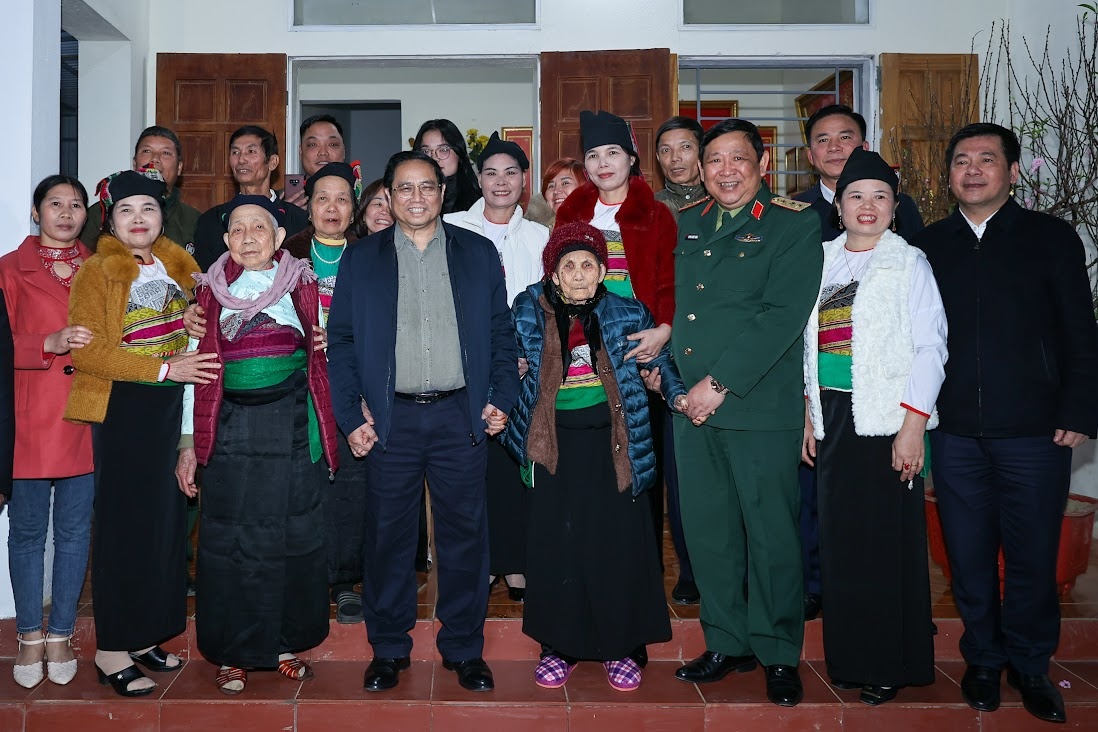Thủ tướng thăm, tặng quà gia đình chính sách, công nhân tại Thanh Hóa