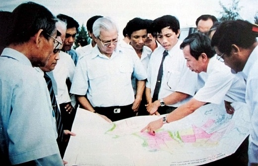 Thủ tướng Võ Văn Kiệt đang nghe trình bày về quy hoạch Cảng biển nước sâu và Khu Công nghiệp Dung Quất năm 1995