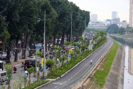 Hà Nội làm làn đường dành riêng cho xe đạp ven sông Tô Lịch