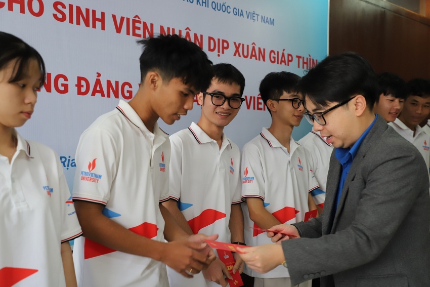 Đoàn Thanh niên Tập đoàn trao quà cho sinh viên và tuyên dương đảng viên là đoàn viên ưu tú của PVU