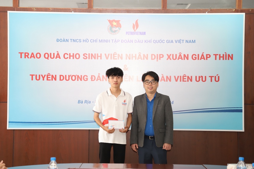 Đoàn Thanh niên Tập đoàn trao quà cho sinh viên và tuyên dương đảng viên là đoàn viên ưu tú của PVU