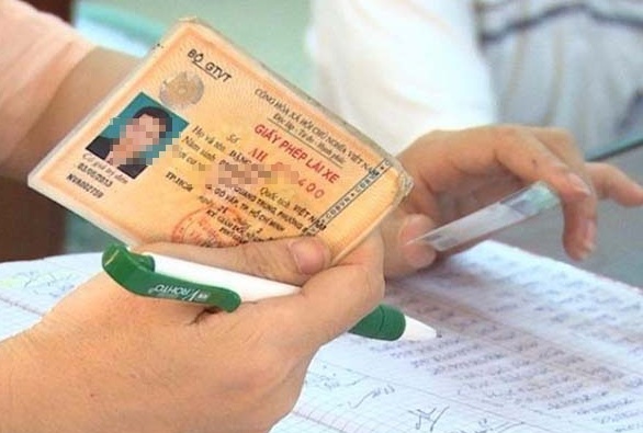 Không bắt buộc đổi giấy phép lái xe trước 2012 sang thẻ PET