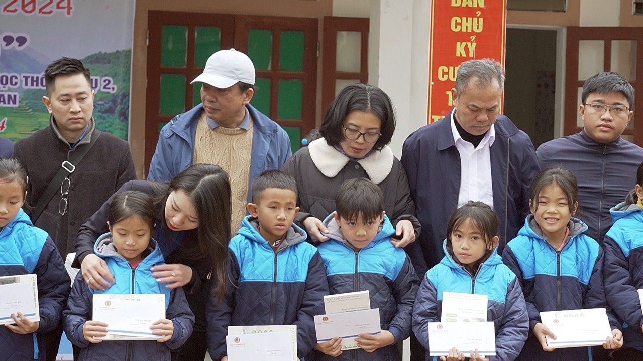 Bà Vũ Thị Tố Nga -Thành viên HĐQT PV Power cùng các đại biểu trao tặng các phần quà cho các em học sinh trường Tiểu học Trường Tiểu học Thông Thụ 2 (Huyện Quế Phong, Nghệ An)