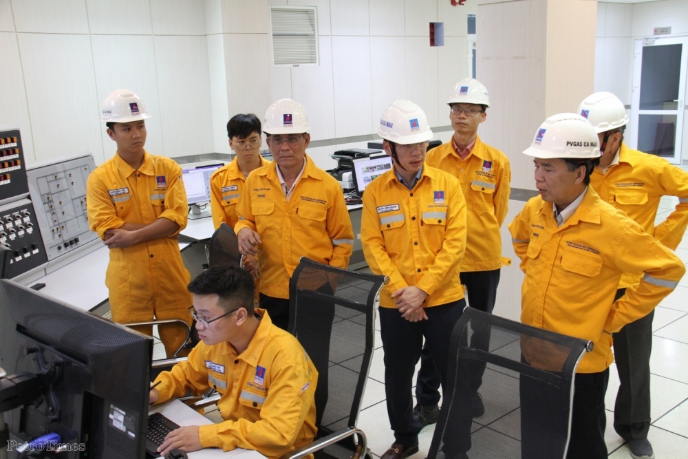 Đoàn công tác Hội DKVN thăm phòng điều khiển Trung tâm Nhà máy xử lý khí Cà Mau trong chuyến đi thực tế các công trình dầu khí tại Cà Mau, Hậu Giang.