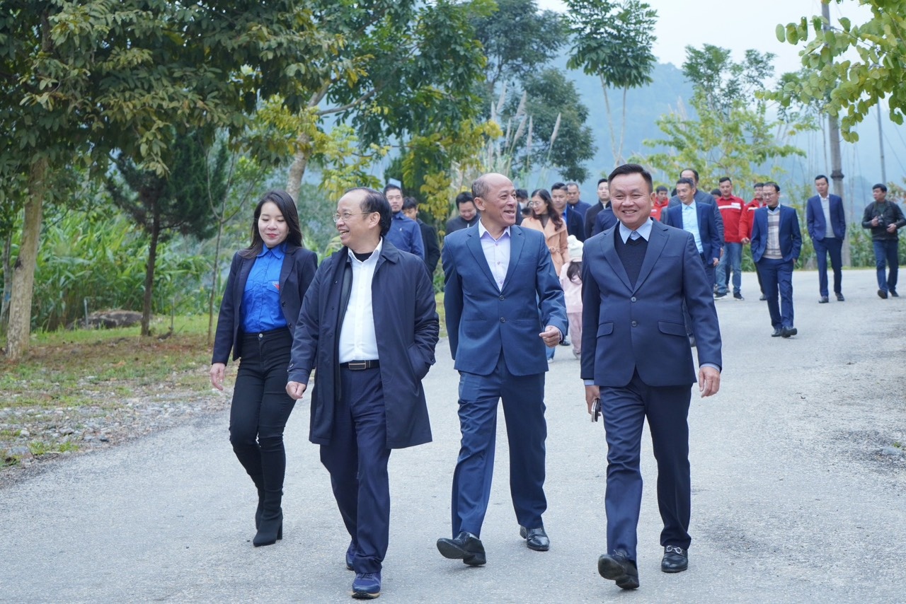 Đoàn thanh niên PV Power "Trồng cây xanh hướng tới Net Zero năm 2024" và mang “Áo ấm cho em” tại huyện Quế Phong, Nghệ An