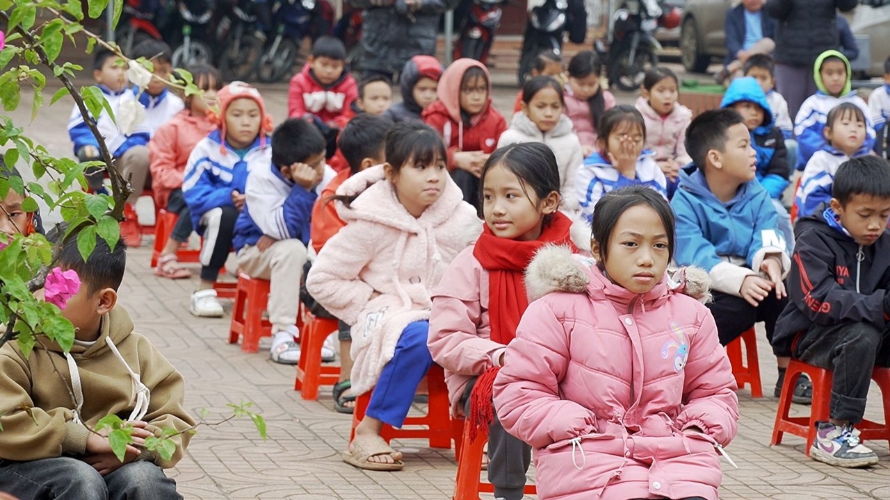 Đoàn Thanh niên PV Power mang "Áo ấm cho em" tại huyện Quế Phong, tỉnh Nghệ An