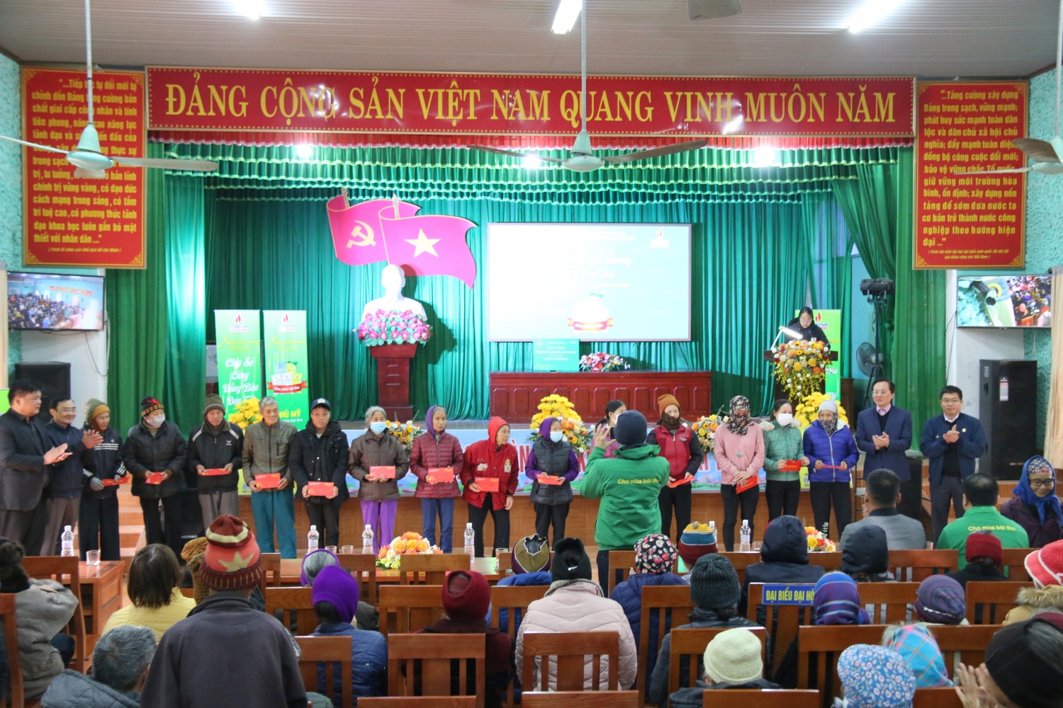PVFCCo trao tặng 650 phần quà trị giá 400 triệu đồng cho các hội viên CCB, gia đình khó khăn tại tỉnh Thái Bình