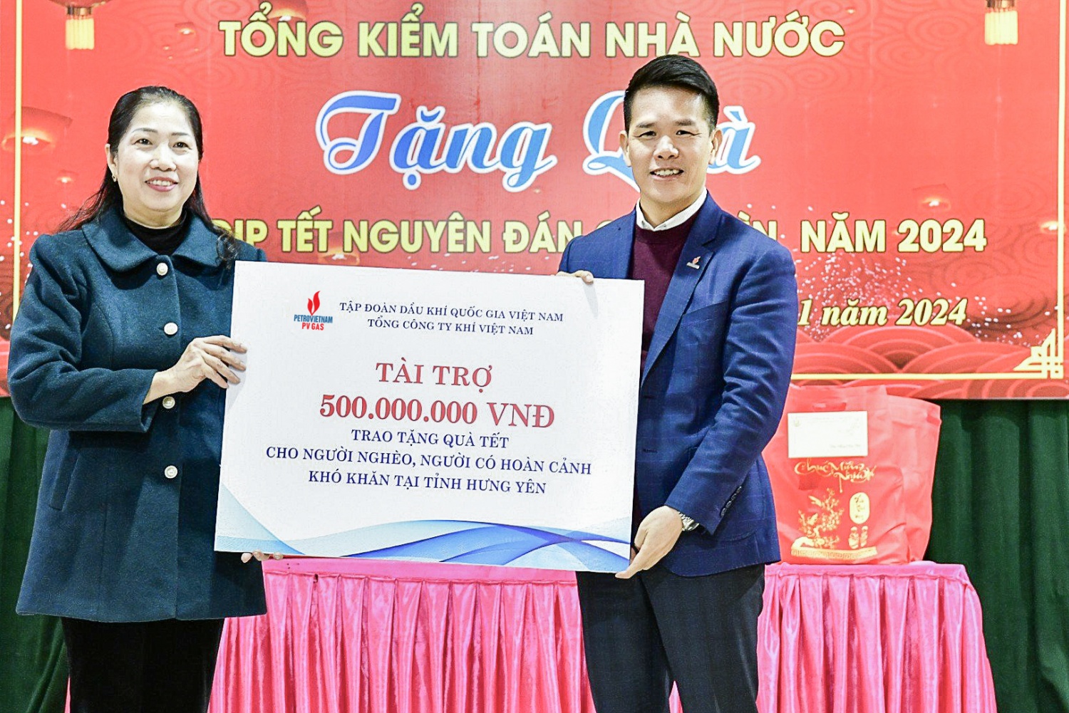 Tổng Giám đốc PV GAS trao tặng tài trợ tại tỉnh Hưng Yên