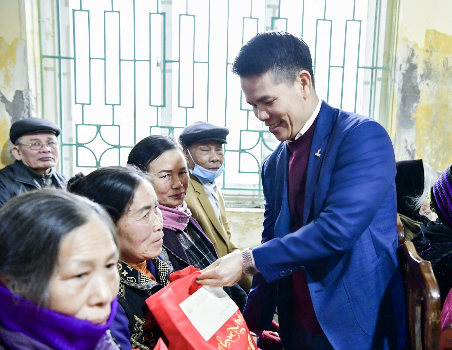 Tổng Giám đốc PV GAS Phạm Văn Phong trao tặng quà Tết cho bà con