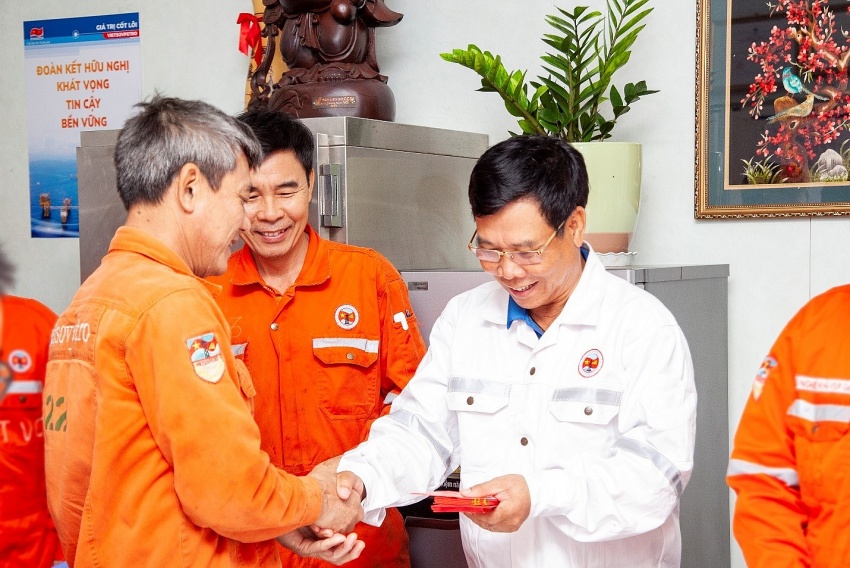 Ông Huỳnh Văn Hoàng – Phó giám đốc XN Khí tặng phong bao lì xì, chúc CBCNV GNTT một năm mới nhiều may mắn, sức khỏe, hạnh phúc và thành công