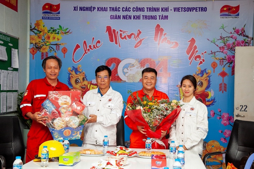 Đại diện GNTT: ông Lâm Quang Nam - Giàn trưởng và ông Nguyễn Minh Viễn - Giàn phó nhận hoa và quà từ lãnh đạo XN Khí trao tặng