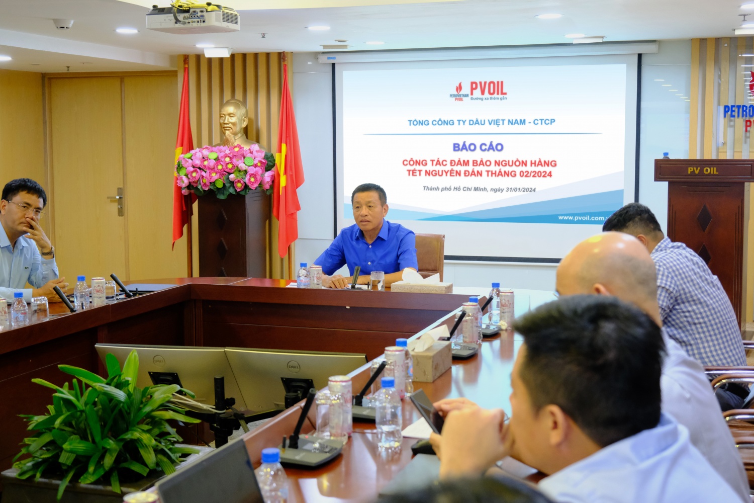 Ông Đoàn Văn Nhuộm – Tổng Giám đốc PVOIL chủ trì cuộc họp
