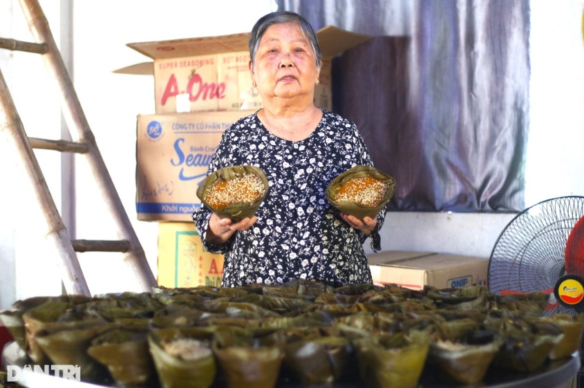 Bà Võ Thị Mận (79 tuổi), là thế hệ thứ ba trong gia đình có truyền thống hơn 100 năm làm bánh tổ ở Hội An (Ảnh: Ngô Linh).