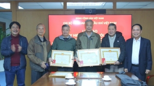 Trao Huy hiệu 40 năm tuổi Đảng cho các đồng chí lão thành Hội Dầu khí Việt Nam