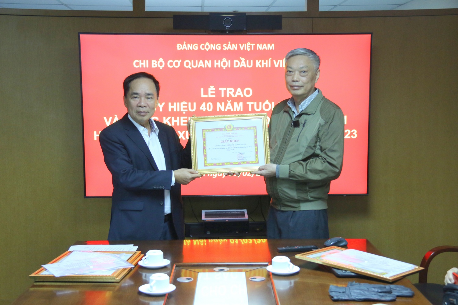 Trao Huy hiệu 40 năm tuổi Đảng cho các đồng chí lão thành Hội Dầu khí Việt Nam