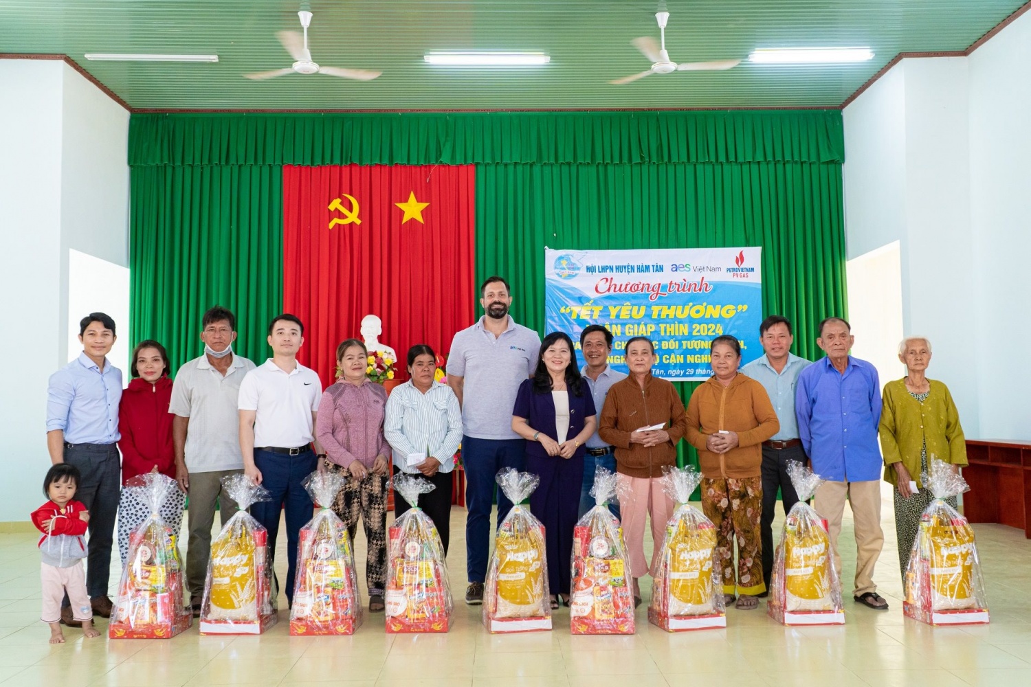 Đại diện PV GAS, AES Việt Nam, Công ty TNHH Kho cảng LNG Sơn Mỹ và Hội LHPN huyện Hàm Tân trao quà Tết tại xã Tân Thắng.