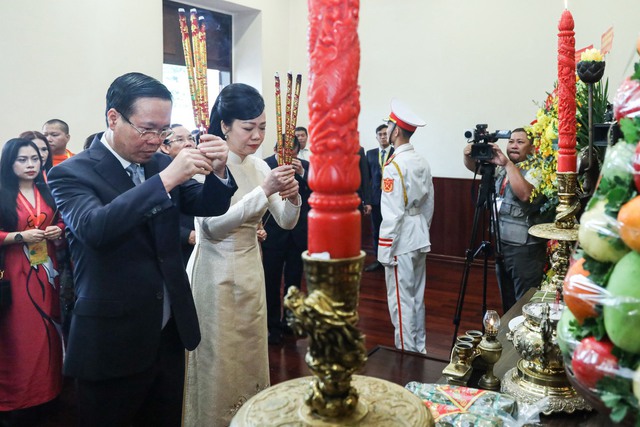 Chủ tịch nước Võ Văn Thưởng thực hiện nghi thức thả cá chép tiễn ông Công, ông Táo