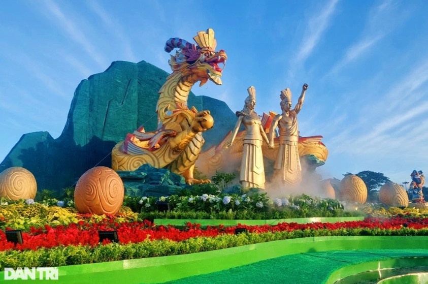 Cụm biểu tượng linh vật năm Giáp Thìn 2024 là công trình nghệ thuật sắp đặt có quy mô lớn nhất từ trước đến nay của tỉnh Bình Định (Ảnh: Doãn Công).