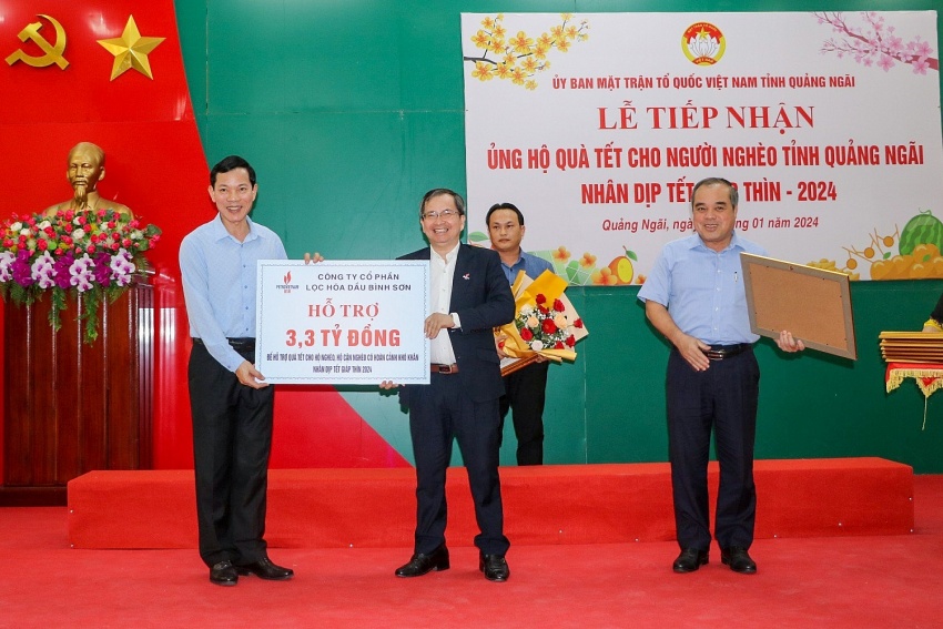 BSR trao biển tượng trưng hỗ trợ 3,3 tỷ đồng cho Quỹ “Vì người nghèo” tỉnh Quảng Ngãi.