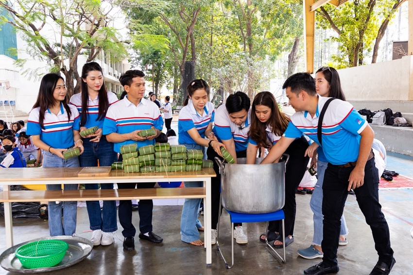 Đoàn viên thanh niên PVOIL gói bánh chưng làm quà tặng cho các sinh viên về quê đón Tết