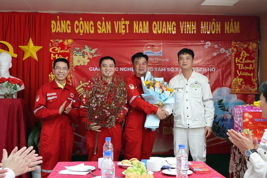 Ông Nguyễn Quốc Dũng, Giám đốc Xí nghiệp Khai thác trao tặng “sắc xuân” tới Giàn CNTT-3