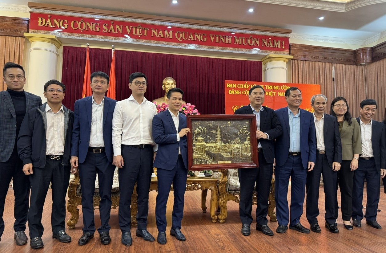 Lãnh đạo tỉnh Nam Định trao tặng bức tranh Tháp Phổ Minh - một biểu tượng lịch sử - văn hóa của tỉnh Nam Định cho Đoàn công tác