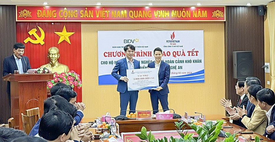 Tổng Giám đốc PV GAS trao tặng 3 tỷ đồng cho huyện Diễn Châu