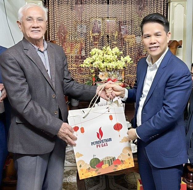 Tổng Giám đốc PV GAS tặng quà Tết cho nguyên Bí thư huyện Diễn Châu