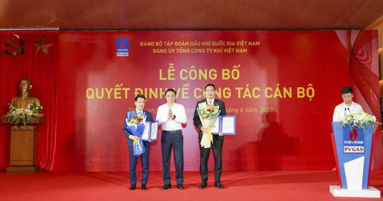 Ông Nguyễn Thanh Bình và ông Phạm Văn Phong nhận quyết định công tác cán bộ