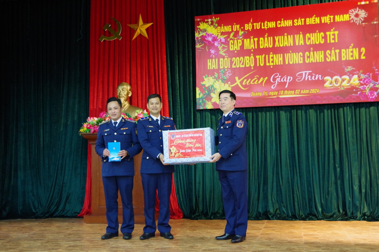 Chính ủy Cảnh sát biển Việt Nam thăm và chúc tết Hải đội 202 Cảnh sát biển