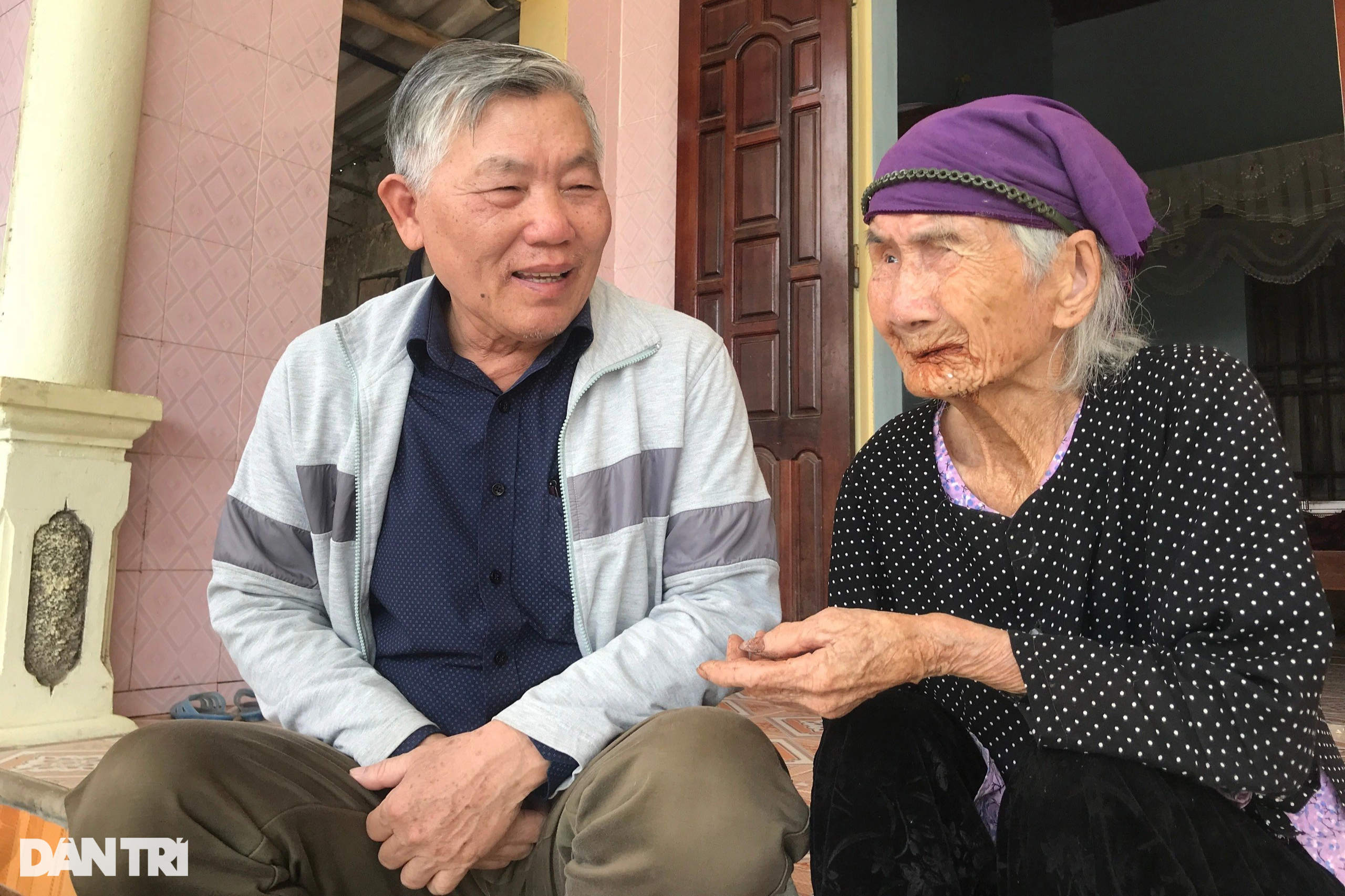 Làng trường thọ ở Nghệ An: Cụ bà 106 tuổi thái rau nuôi gà - 1
