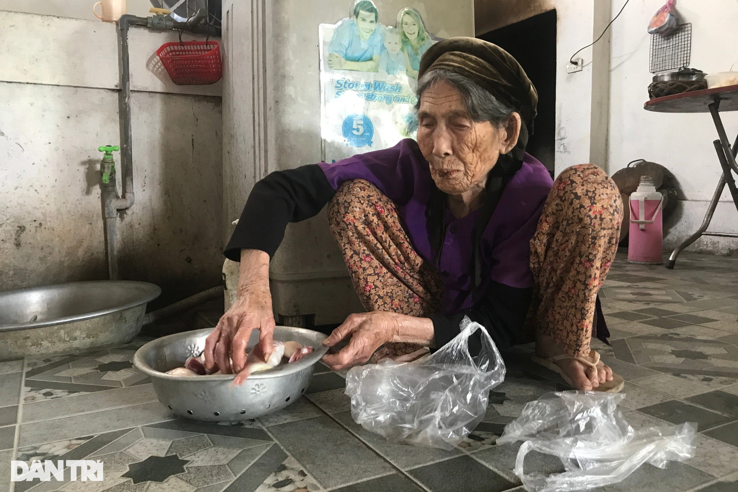 Làng trường thọ ở Nghệ An: Cụ bà 106 tuổi thái rau nuôi gà - 2