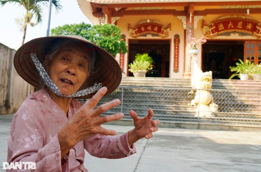 Những bậc cao niên ở Nhơn Phong xem Miếu Bà rất linh thiêng (Ảnh: Doãn Công).