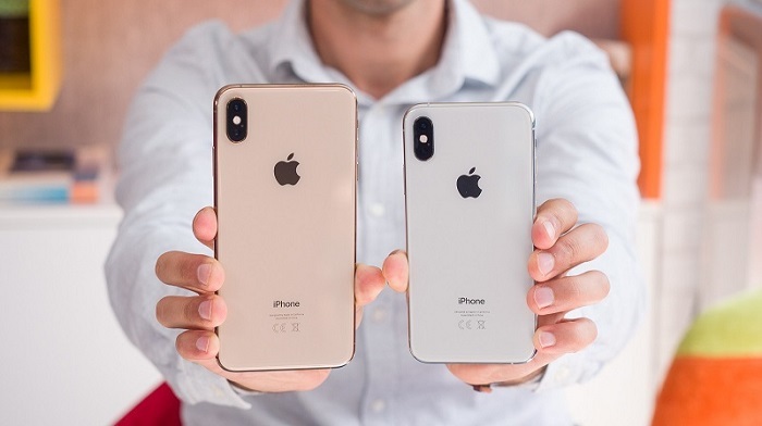 10. iPhone XS/XS Max - Ra mắt năm 2018. Dù chỉ được xem là bản nâng cấp không đáng kể và là phiên bản phóng lớn của iPhone X, bộ đôi iPhone XS và XS Max vẫn bán được tổng cộng 151,1 triệu máy trên toàn cầu (Ảnh: Cnet).