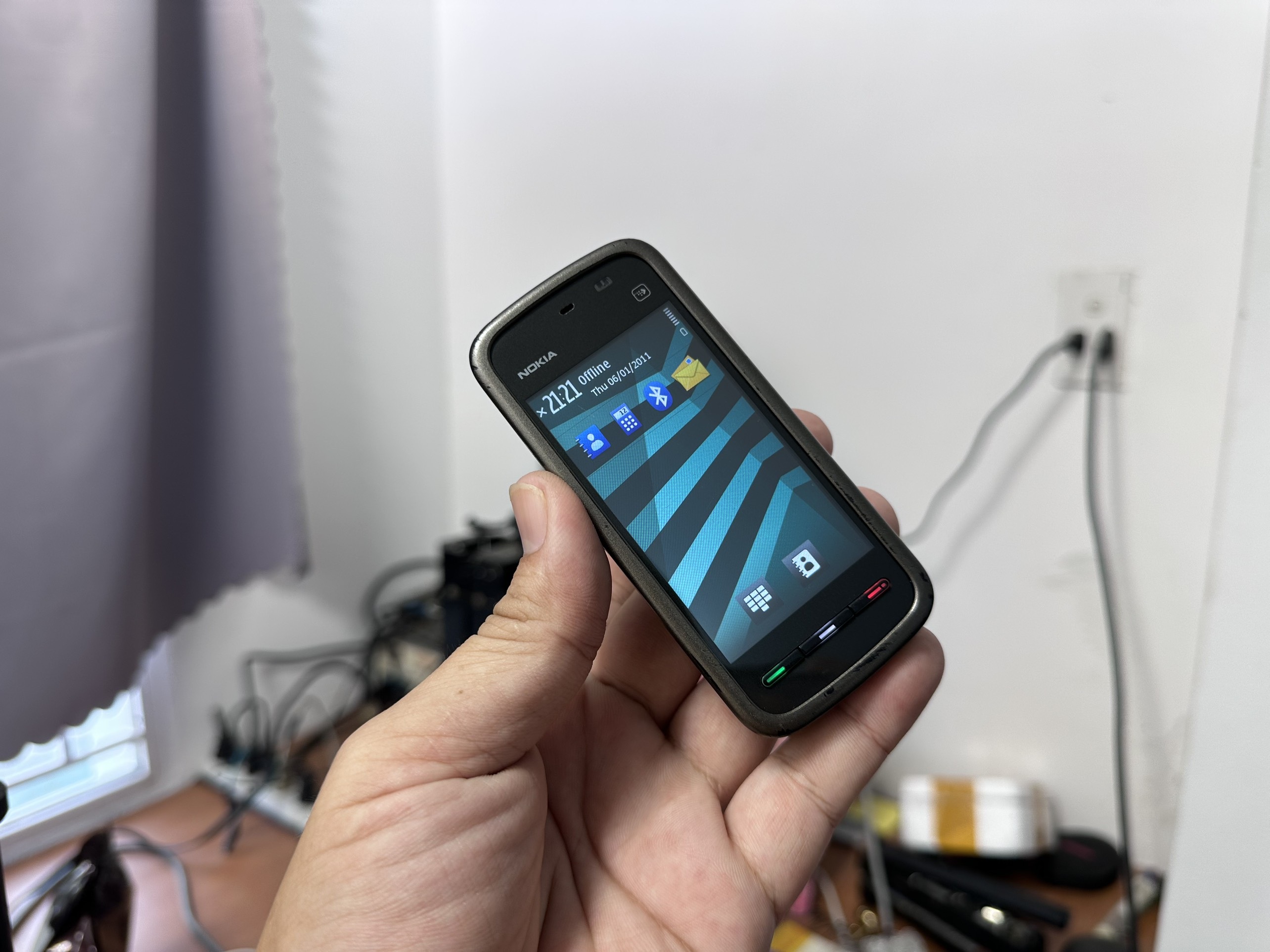 13. Nokia 5230 - Ra mắt năm 2009. Đây là một trong số ít chiếc điện thoại màn hình cảm ứng của Nokia đạt doanh số tốt, với hơn 150 triệu thiết bị bán ra trên toàn cầu. Sản phẩm hoạt động trên nền tảng Symbian do Nokia phát triển, nhưng không trang bị kết nối WiFi (Ảnh: Laz).