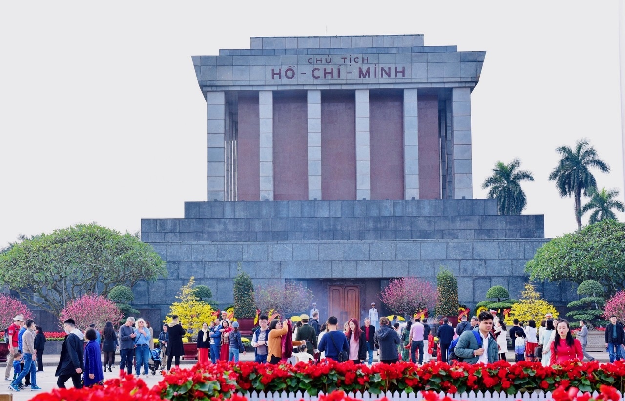 Gần 57 nghìn lượt nhân dân và khách quốc tế viếng Lăng Bác trong đợt nghỉ Tết Nguyên đán