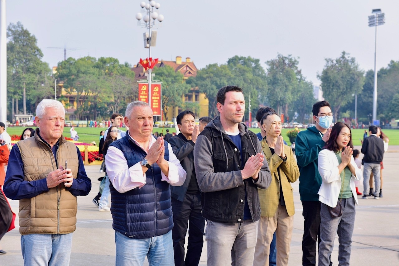 Gần 57 nghìn lượt nhân dân và khách quốc tế viếng Lăng Bác trong đợt nghỉ Tết Nguyên đán