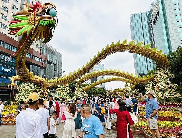 Trong dịp Tết Nguyên đán 2024, đường hoa Nguyễn Huệ thu hút được rất đông du khách tới tham quan