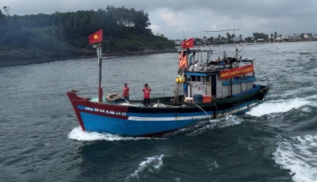 Quảng Ngãi: Làng biển Hoàng Sa ra quân đánh bắt hải sản đầu năm