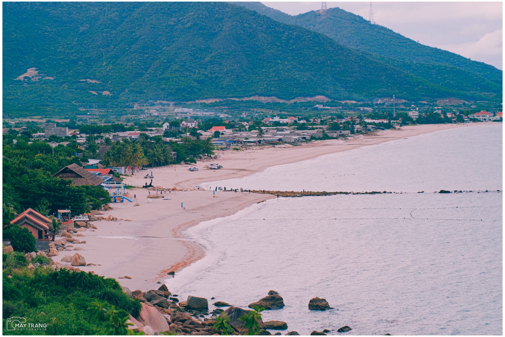 Đẹp ngất ngây vịnh Ninh Vân với biển xanh cát trắng hãy còn hoang sơ