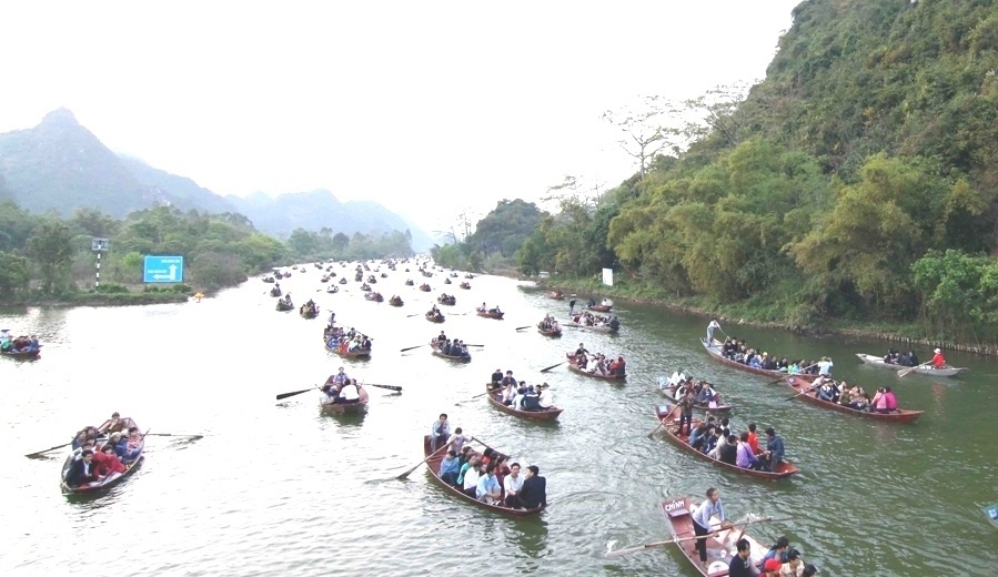 Du khách đi đò trên Suối Yến, Chùa Hương.