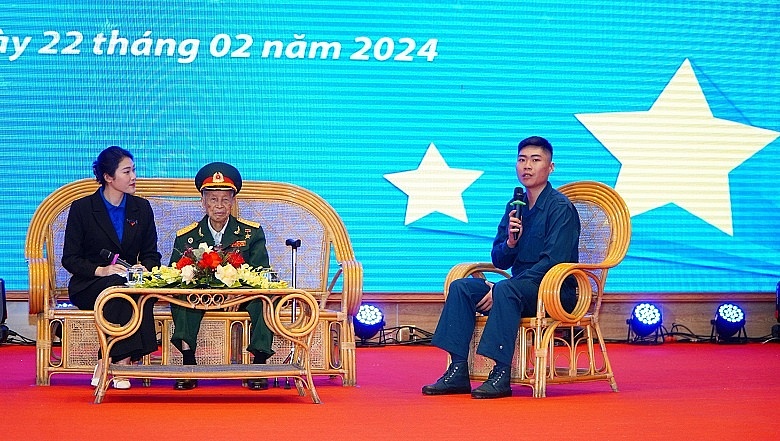 Anh Hùng La Văn Cầu cùng các quân nhân xuất ngũ giao lưu với các thanh niên lên đường nhập ngũ năm 2024.