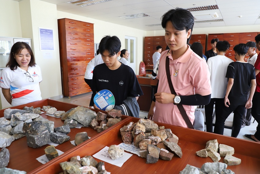 Học sinh THCS-THPT Long Hưng, tỉnh Sóc Trăng tham quan trải nghiệm thực tế tại PVU