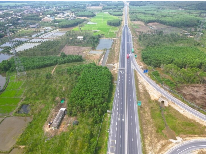 uyến cao tốc Cam Lộ - La Sơn đoạn phía Bắc nút giao tại huyện Phong Điền nhìn từ trên cao. (Ảnh Cục Đường bộ)