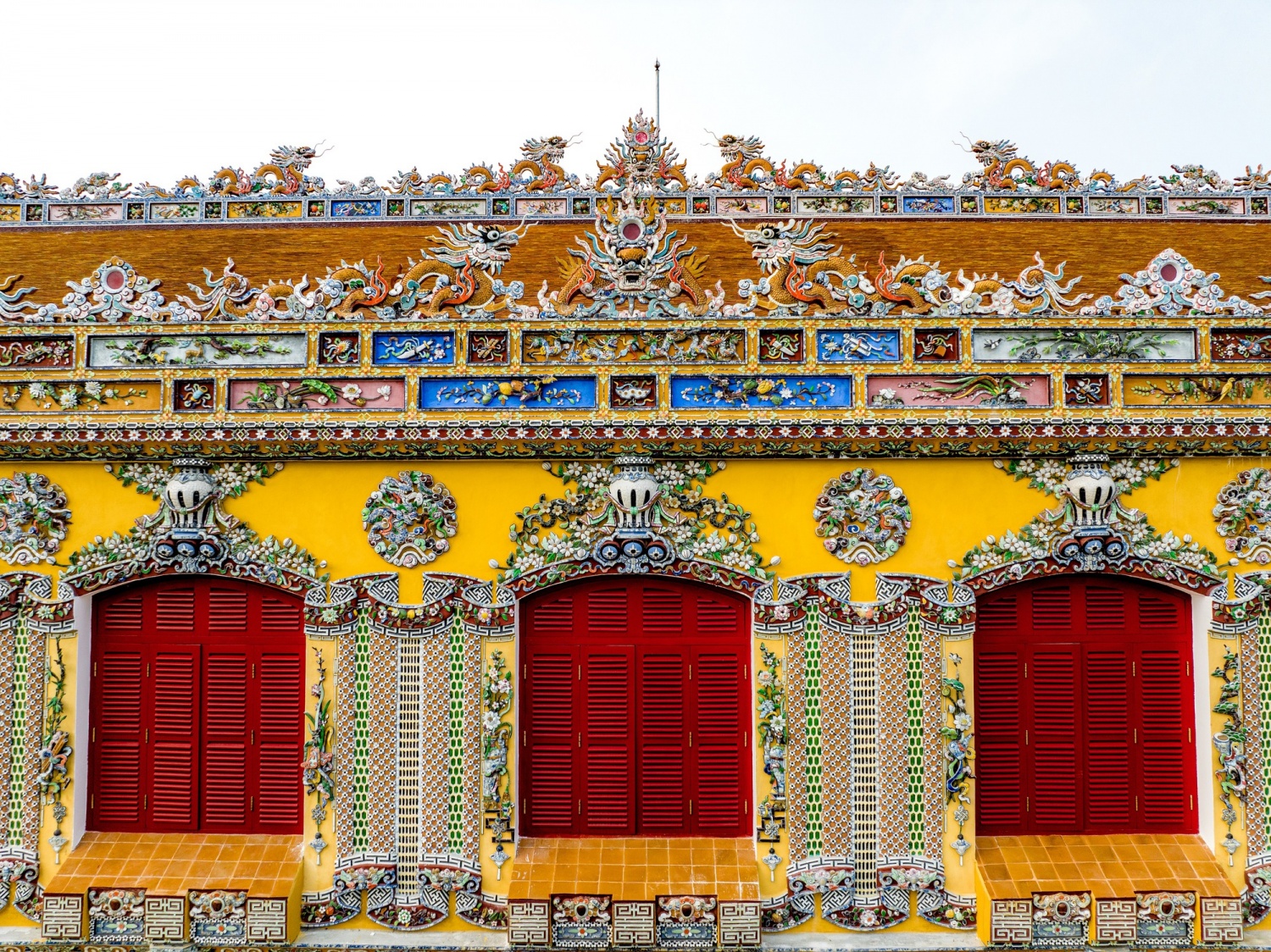 Mặt tiền điện Kiến Trung được trang trí những mảnh gốm sứ nhiều màu sắc - Ảnh: VGP/Lê Hoàng