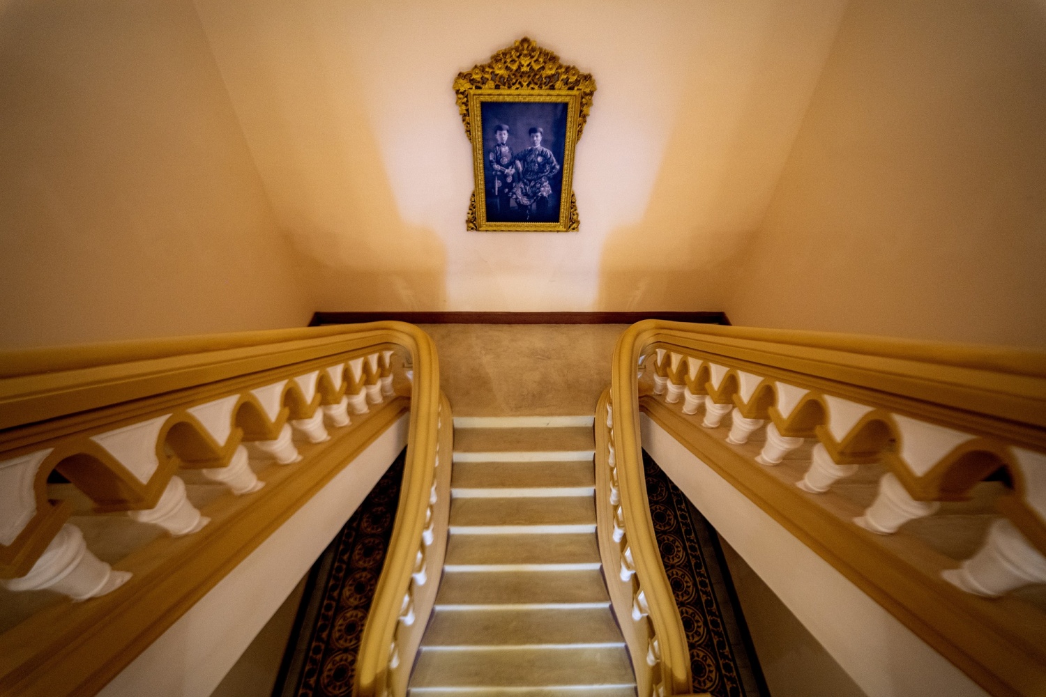 Cầu thang bên trong cung điện - Ảnh: VGP/Lê Hoàng